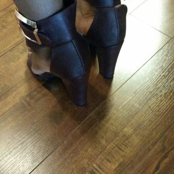 Size 8 fits like 81/2 brand new burgundy sandals - Picture 4 of 4