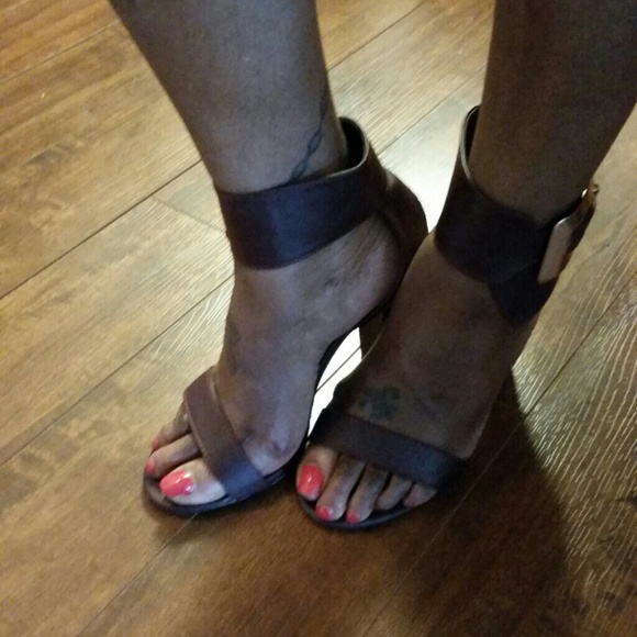 Size 8 fits like 81/2 brand new burgundy sandals - Picture 2 of 4