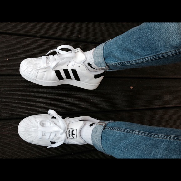 WHITE ADIDAS SUPERSTAR