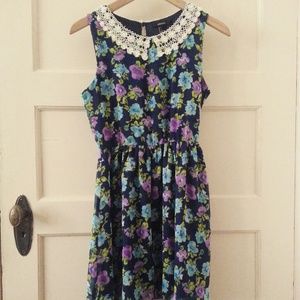 Forever21 Floral Daisy Pearl PeterpanCollar Dress