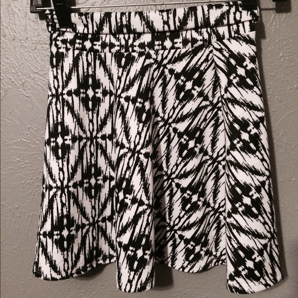 super casual white and black designed skirt