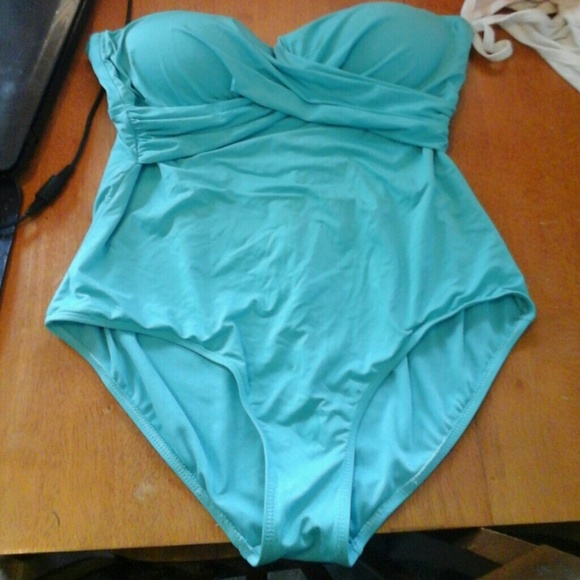 Strap less bathing suit