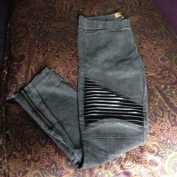 Pants - Flash Sale 💥 Must Have Gray Jeggings