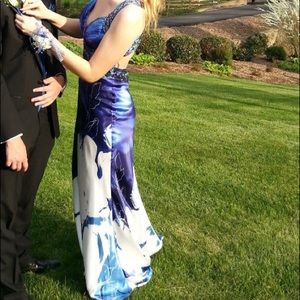 Gorgeous electric blue floral prom dress 💙