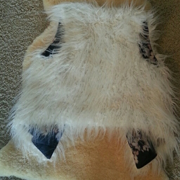❌Cute white "fur" vest❌ SOLD IN BUNDLE - Picture 2 of 4