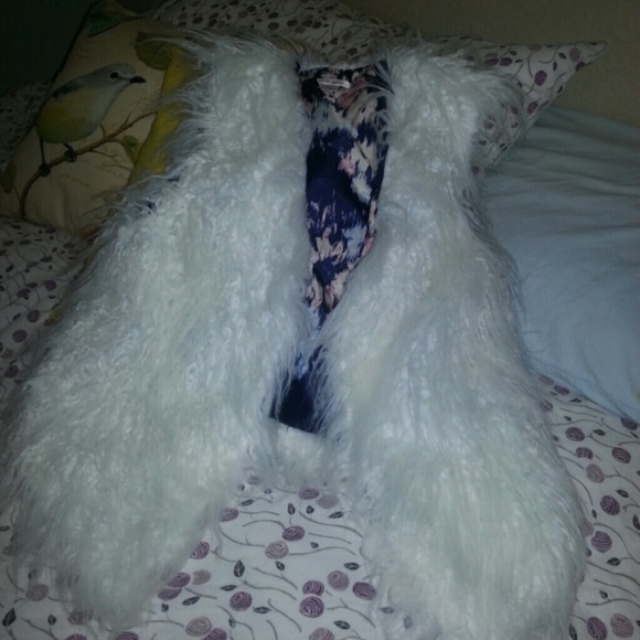 ❌Cute white "fur" vest❌ SOLD IN BUNDLE - Picture 3 of 4