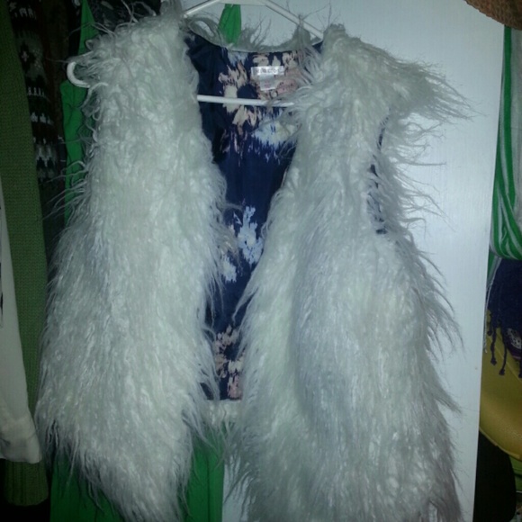 ❌Cute white "fur" vest❌ SOLD IN BUNDLE - Picture 4 of 4