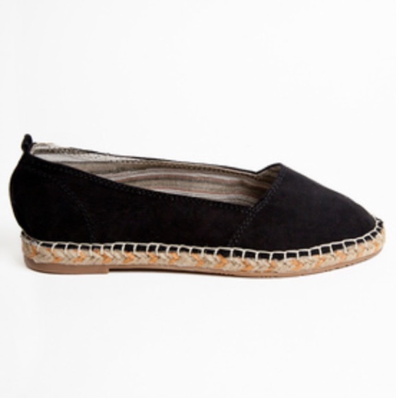 SOLD‼️‼️‼️‼️ Tobi- Kendall Flats