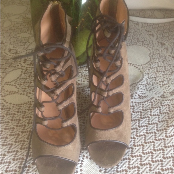 Lovely  sandals a must have - Picture 2 of 3