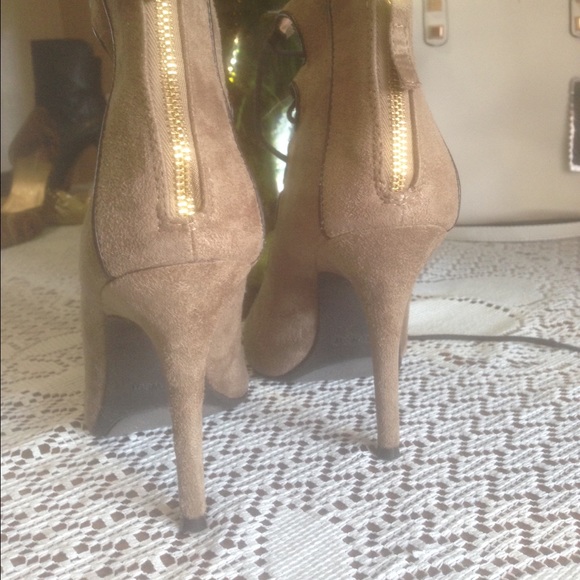 Lovely  sandals a must have - Picture 3 of 3