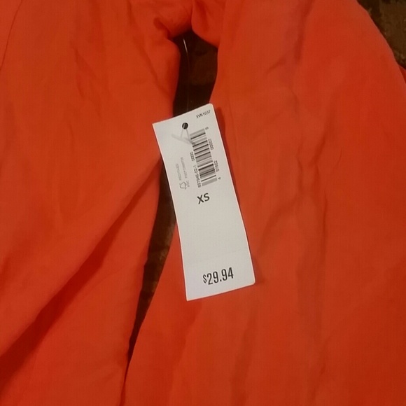 *NWT* - Picture 2 of 4