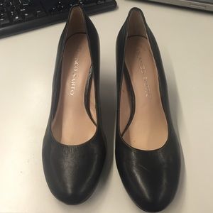Black pumps