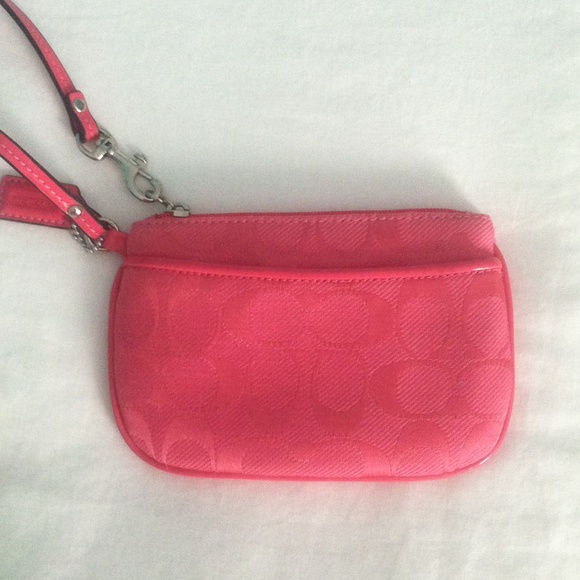 Brand New With Tags Pink Coach Wristlet - Picture 1 of 3
