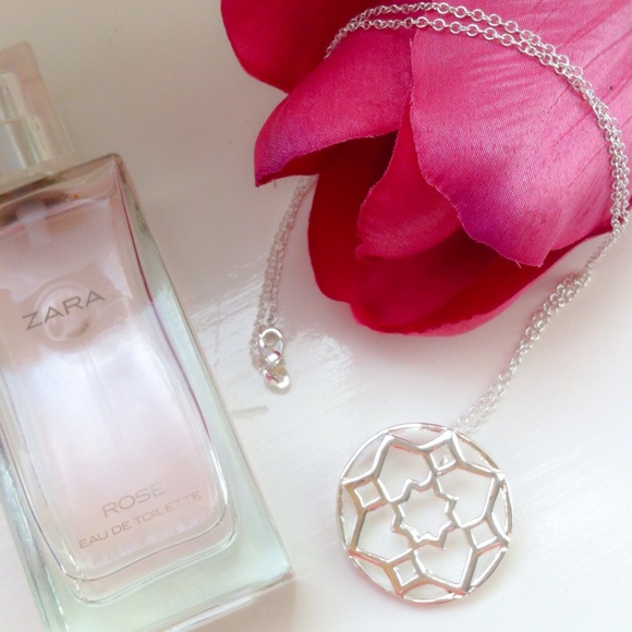 SOLD ๐ Sterling Silver Star Necklace - Picture 4 of 4