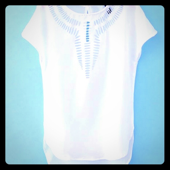 Hollow batwing round neck
