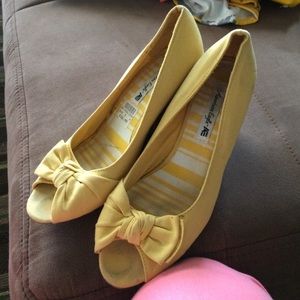 Yellow wedges