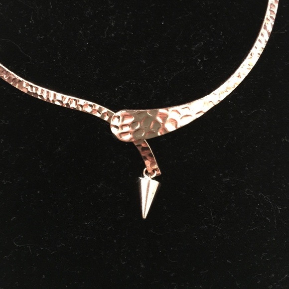 💄 strawberry/rose gold choker with arrow NWT💄 - Picture 2 of 4