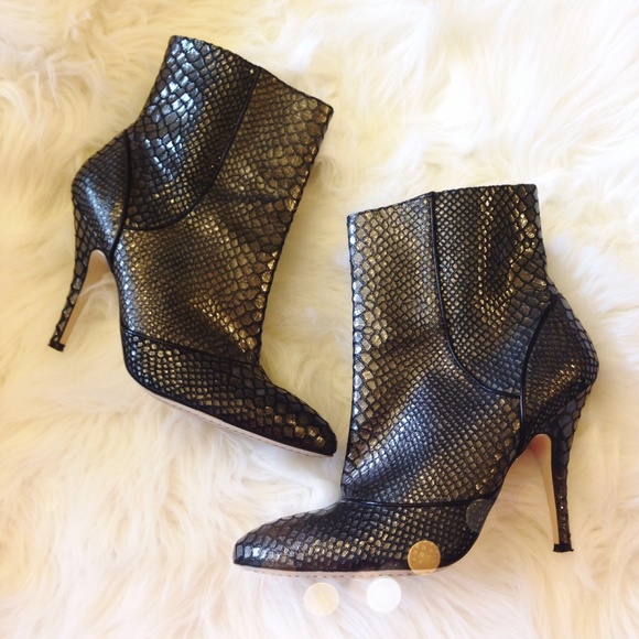 Enzo Angiolini Shoes - SALE❗️Enzo Angiolini Pewter Embossed Bootie