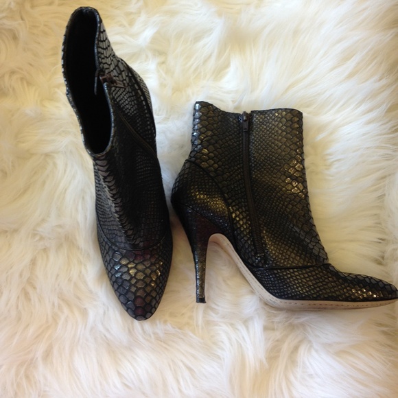 SALE❗️Enzo Angiolini Pewter Embossed Bootie - Picture 2 of 4