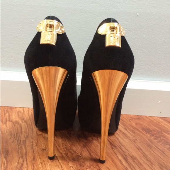 Louie Vuitton Pumps - Picture 2 of 4