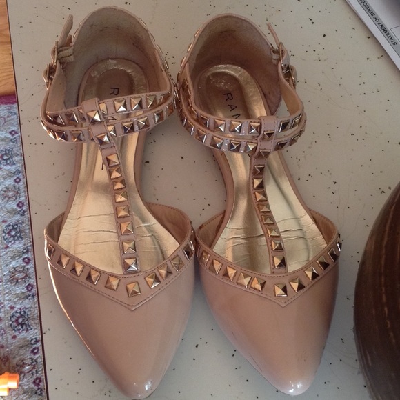 Pointed-toe strappy flats.