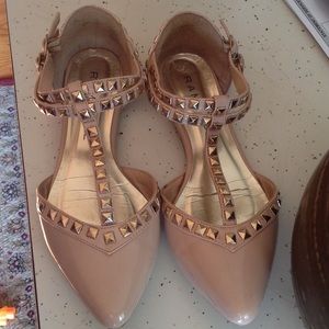 Pointed-toe strappy flats.