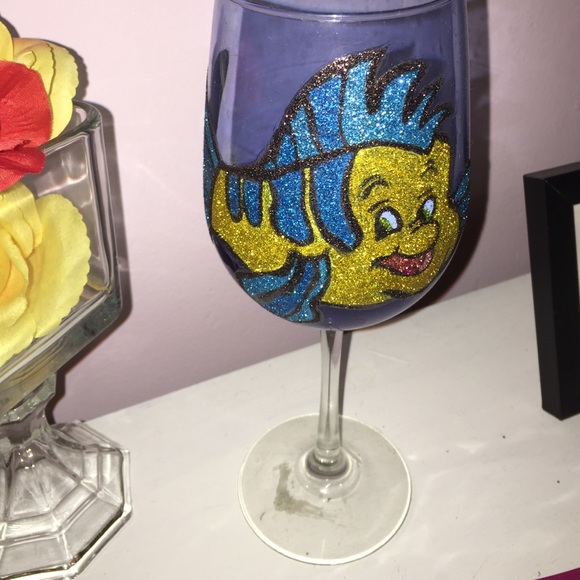 Hand Painted Glitter Flounder Wine Glass - Picture 3 of 3