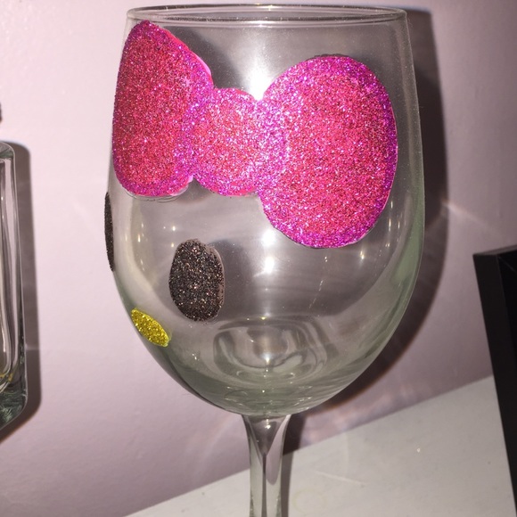 Hand Painted Glitter Hello Kitty Wine Glass - Picture 2 of 3