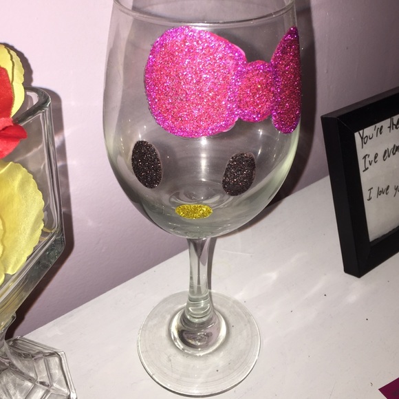 Hand Painted Glitter Hello Kitty Wine Glass - Picture 3 of 3