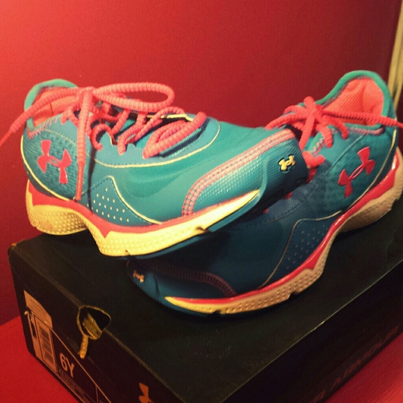 NIB.Under Armour running shoes.