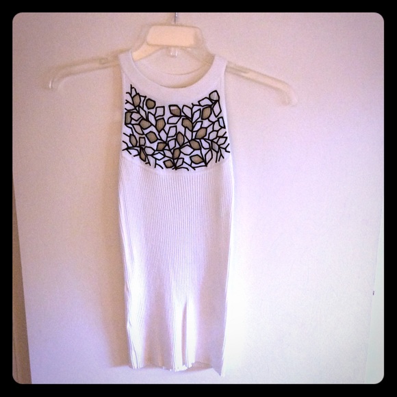 White  sleeveless ribbed top with black stitching