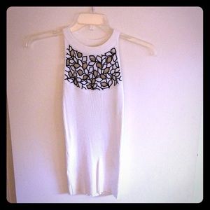 White  sleeveless ribbed top with black stitching