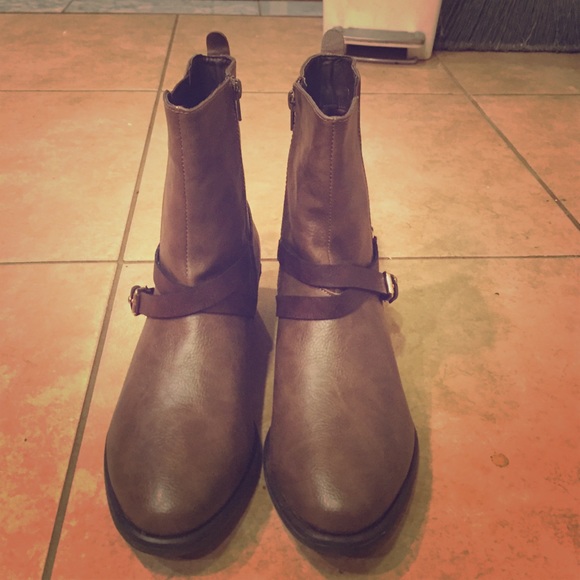 Low rise boots