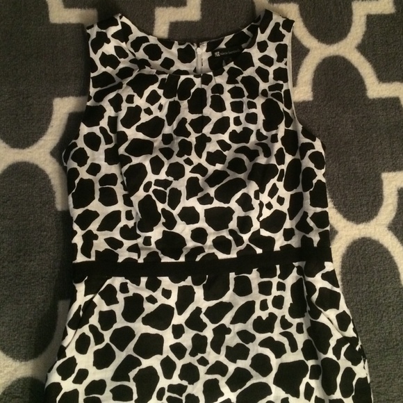 Black and white pattern dress with side pockets - Picture 2 of 4