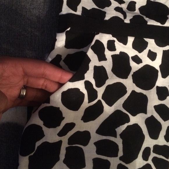 Black and white pattern dress with side pockets - Picture 3 of 4