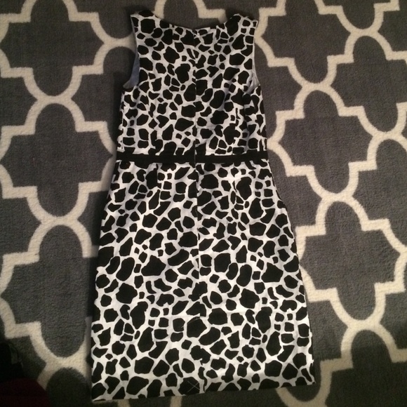 Black and white pattern dress with side pockets - Picture 4 of 4