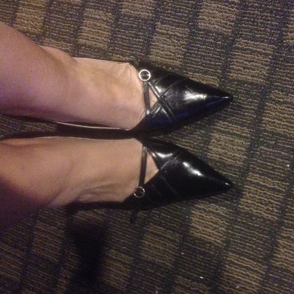 Black pumps