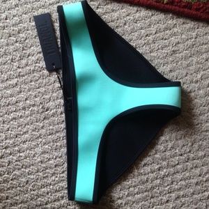 Triangl aqua bottoms size L