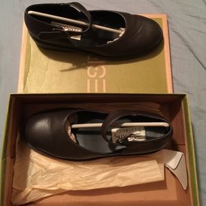 Esprit leather walking shoes
