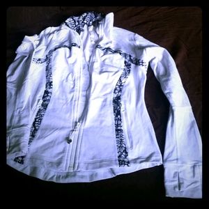 Lululemon white detailed geometric trim size 8