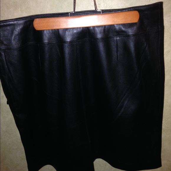 Leather mini skirt - Picture 1 of 5