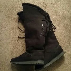 Black snow boots