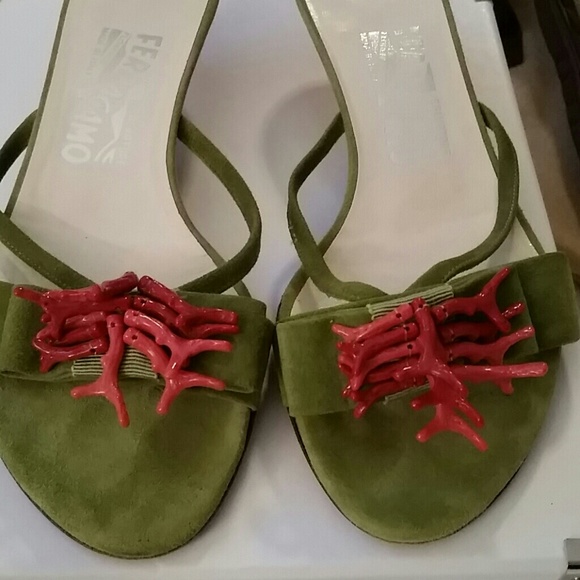 Green suede Ferragamo sandals with coral - Picture 2 of 8