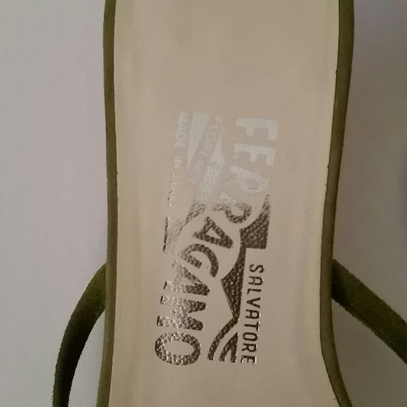 Green suede Ferragamo sandals with coral - Picture 3 of 8