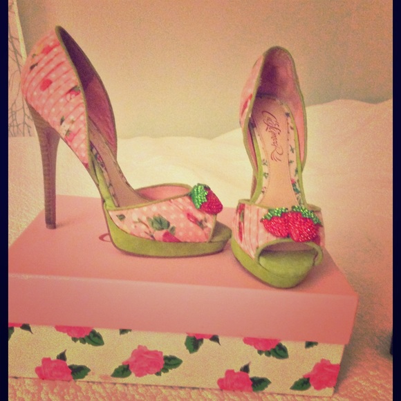 Cecelia Lamour floral polka dot open toe pump