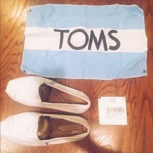 White TOMS, Size 6