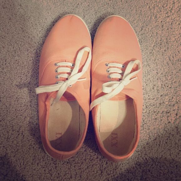 ◾️◾️◾️SOLD◾️◾️◾️Pink sneakers with white laces 🎀