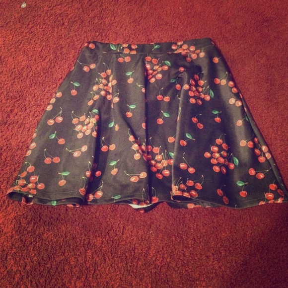⛔️SOLD⛔️(Bundled) Black Cherry Print Skirt