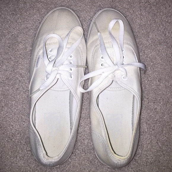 ◾️◾️◾️SOLD◾️◾️◾️White vans with white laces 👟