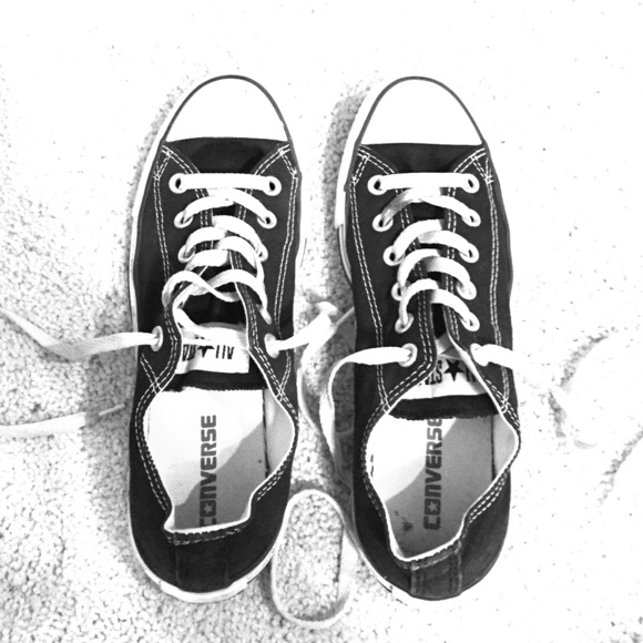 ◾️◾️◾️SOLD◾️◾️◾️Black converse with white laces 👟